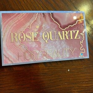 HUDA BEAUTY Rose Quartz eyeshadow
